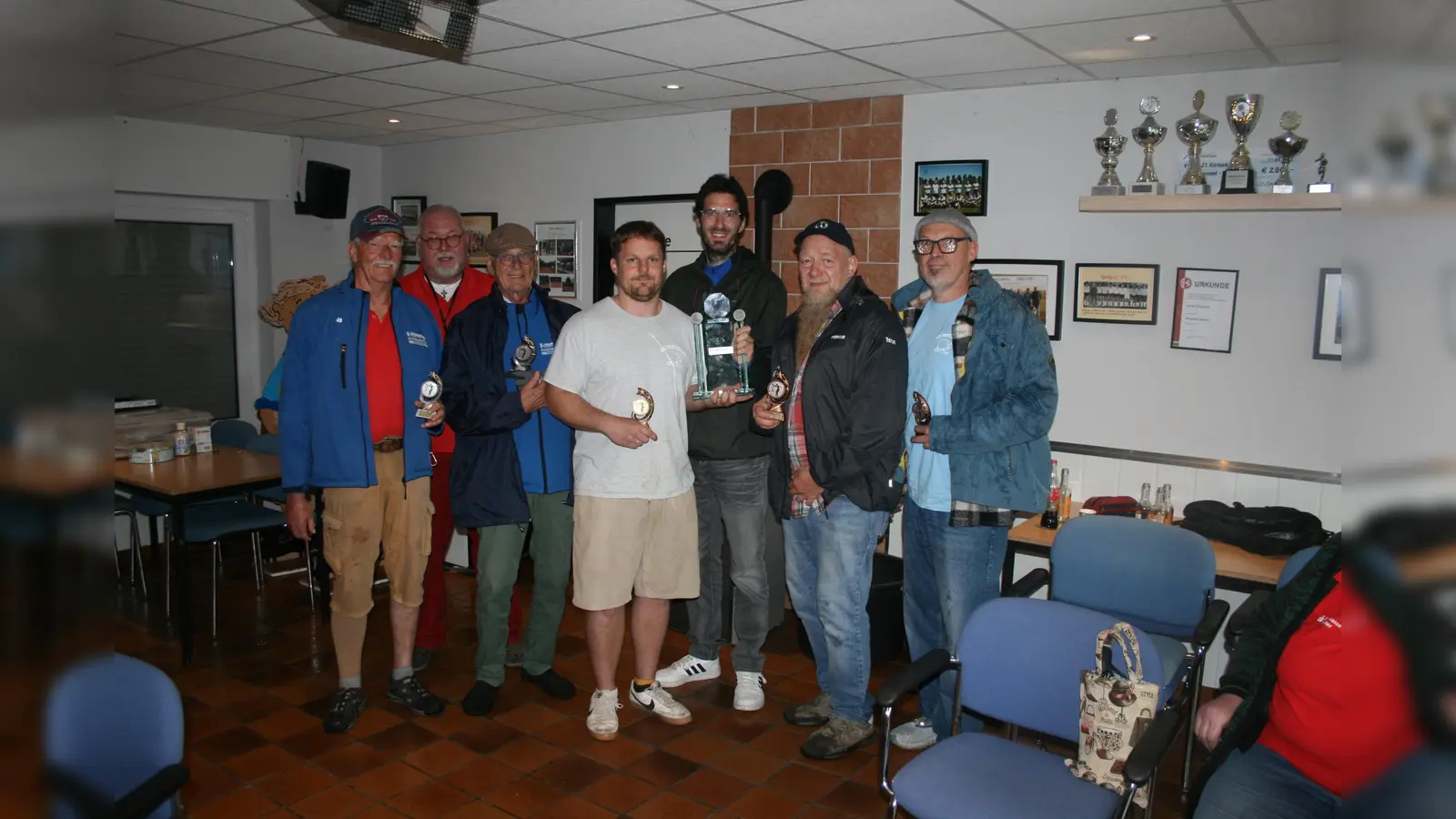 Die Sieger (v.l.n.r.) Josef Evers (2. Platz), Turnierleiter Winfried Gawandtka, Thies Hoffmann (2. Platz), Felix Dietel und Henning Zöfel (1. Platz mit REWE-Cup), Guido Grube und Christoph Bockermann (3. Platz). (Foto: BSG)