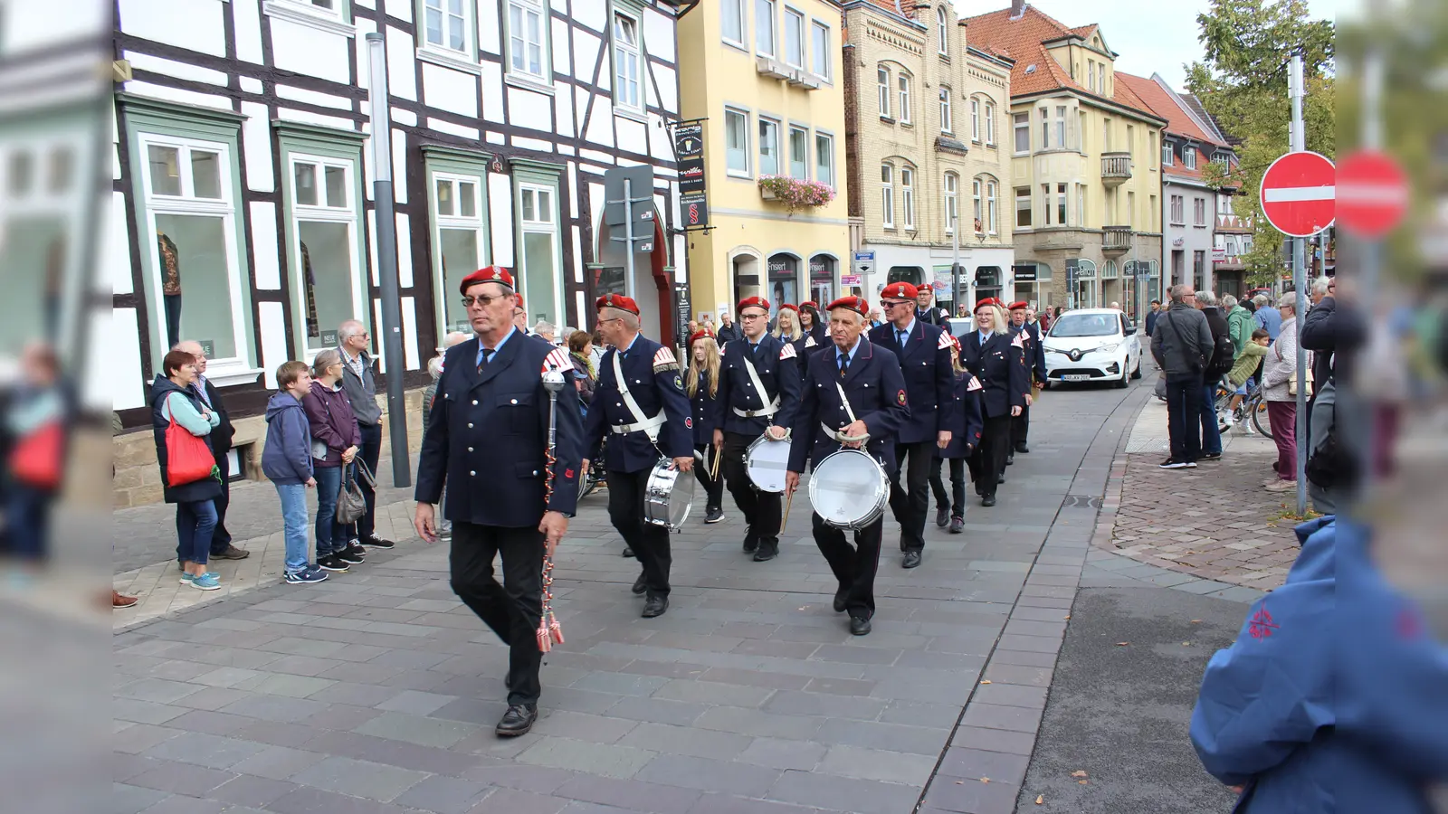 Am Sonntag, dem letzten Tag der Oktoberwoche , findet traditionell der Umzug der Spielmanns- und Fanfarenzüge statt. Im Vorfeld gab es ein Platzkonzert auf dem Neustädter Marktplatz. (Foto: Julia Sürder)