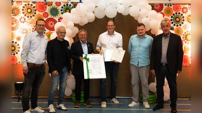 In der Runde der Ehrengäste – (v.l.) Alexander Kleinschmidt (Stadt Brakel), Rainer Stuhldreyer (Kreissportbund), Werner Dürdoth (stellv. Landrat), Karsten Oeynhausen (1. Vors. DJK Brakel), Thomas Kemper (Dachverband DJK), Hermann Temme (Bürgermeister der Stadt Brakel). (Foto: Jan Schwerdtfeger / privat)