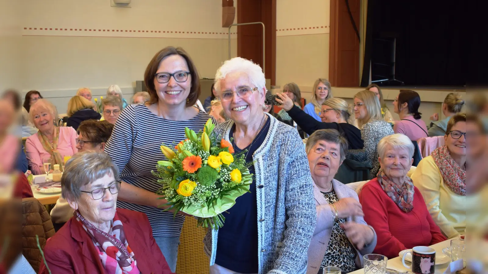 Mit einem Blumenstrauß bedankte sich die 2. Vorsitzende Susan Schäfer beiAnnemarie Steingrebe, eine der Gründerinnen der Lauenförde Landfrauen.  (Foto: Barbara Siebrecht)
