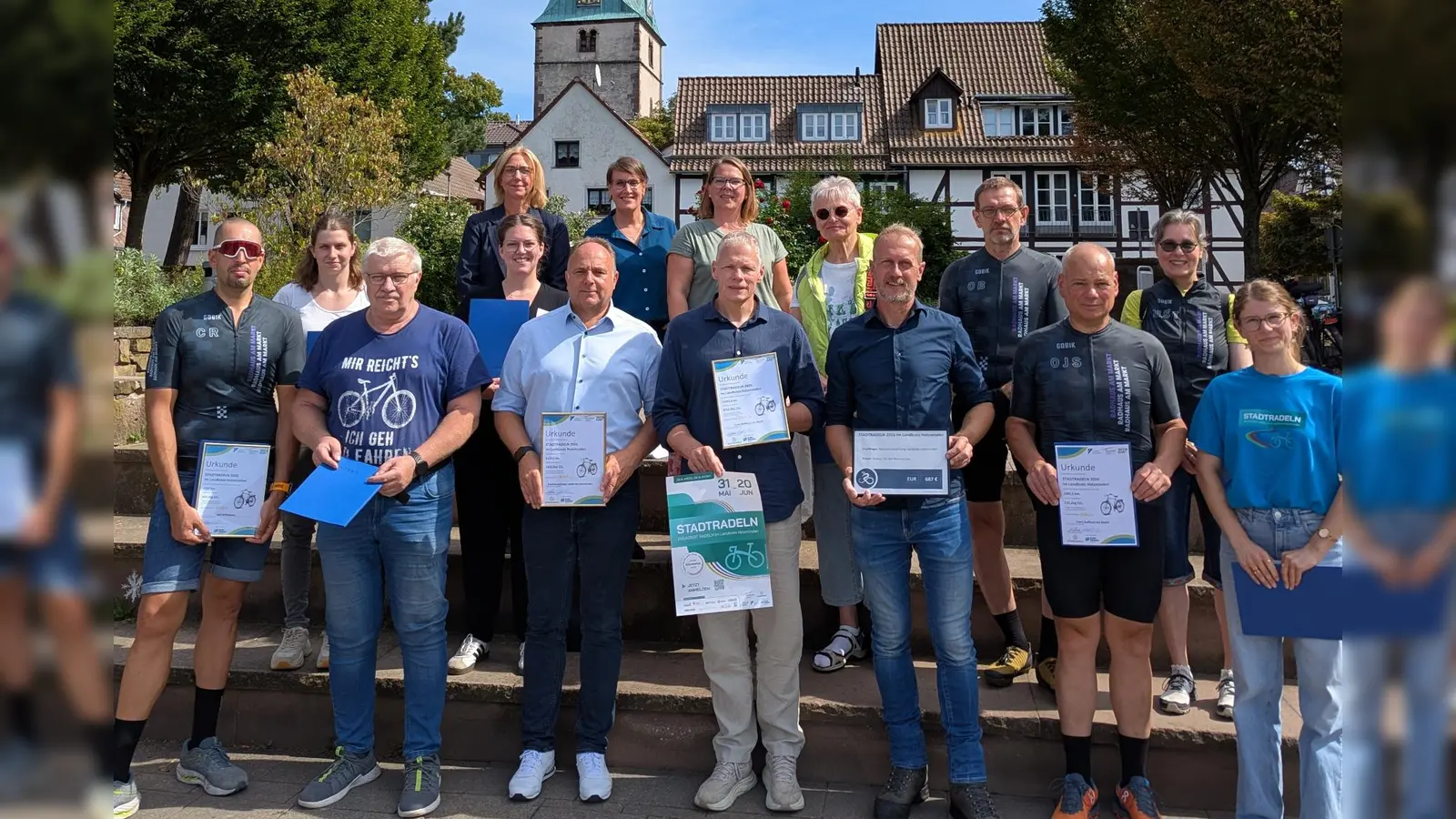 Die Organisatoren, Sponsoren und ausgezeichneten Radfahrerinnen und Radfahrer des Stadtradeln 2026 im Landkreis Holzminden. (Foto: Stadtmarketing Holzminden GmbH)