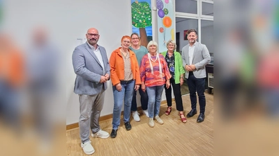 Paul Schröder (BM-Kandidat), Elke Stieghorst (Int. Frauentreff), Katrin Apel (Gleichstellungsbeauftragte), Irmhild Pissors und Karola Kroworz (Int. Frauentreff) und Tino Wenkel (BM-Kandidat) am Vortragsabend.  (Foto: Frauentreff)