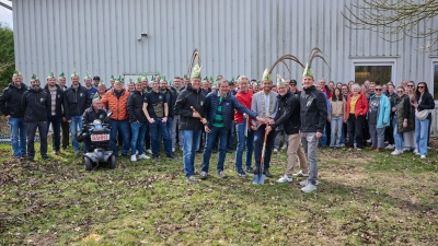 In erster Reihe beim Spatenstich (v.l.): Karsten Husemann, Hans Georg Peine, Rainer Krekeler, Alexander Hannibal, Axel Remmert-Bobe und Frederik Stute. Dahinter die vielen fleißigen Helferinnen und Helfer, bestehend aus Elferräten, Gardisten, Kump(el)stilzchen und der Prinzengarde. (Foto: privat)