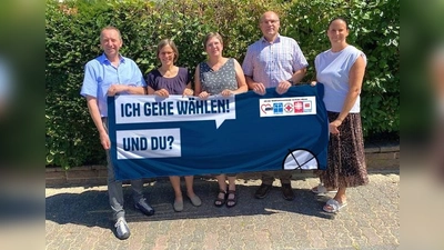 V.l.: Thomas Rudolphi (Vorstand, Caritasverband für den Kreis Höxter e.V.), Kathrin Jäger (Geschäftsführung, Der Paritätische Wohlfahrtverband Kreisgruppe Höxter), Sabine Heikenfeld (Vorstand, AWO-Kreisverband Höxter), Christian Lange (Vorstand, DRK Kreisverband Höxter) und Vanessa Kamphemann (Vorstand Diakonie Paderborn-Höxter e.V. , Sprecherin der AG der Wohlfahrtverbände).  (Foto: AWO Kreisverband Höxter e.V.)
