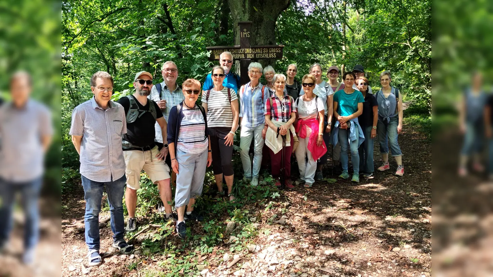Mitten im Grünen versammelte sich die Gruppe am Wegekreuz zum Erinnerungsfoto. (Foto: Doris Dietrich)