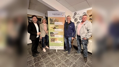 LAG-Vorsitzender Tino Wenkel freut sich gemeinsam mit Regionalmanagerin Christine Bossow, Derentals Bürgermeister Günter Rehling und Fürstenbergs Bürgermeister Michael Weber über die Zustimmung zum Projekt in Derental  (Foto: Tino Wenkel)