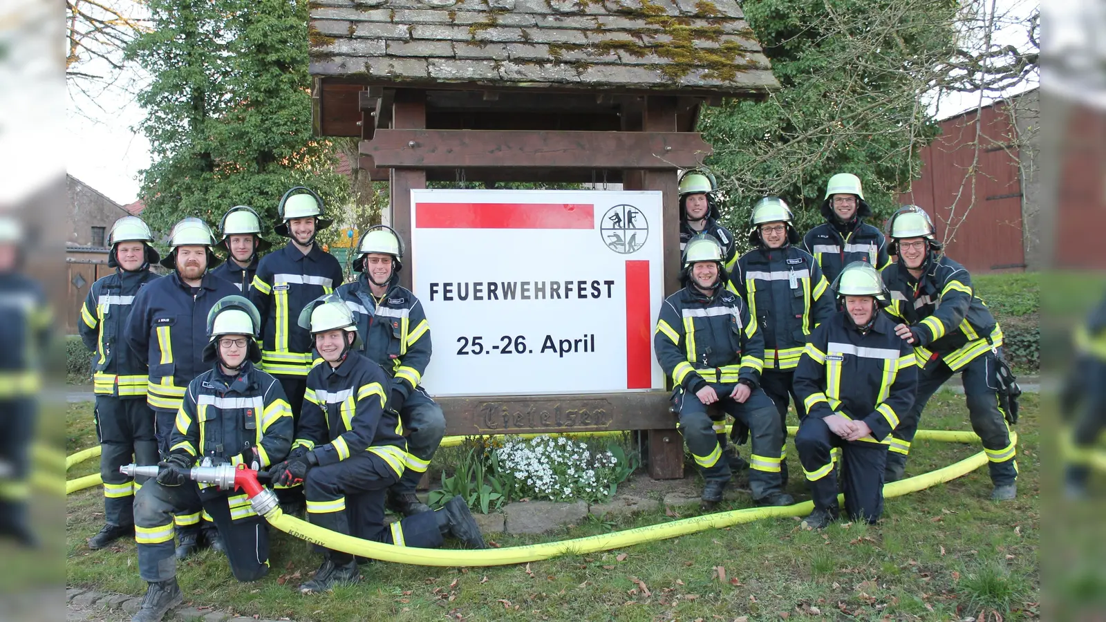 Mit einem Hinweisschild am Ortseingang macht die Löschgruppe Tietelsen auf ihr Feuerwehrfest zum 90-jährigen Bestehen aufmerksam. (Foto: Alexader Bö)