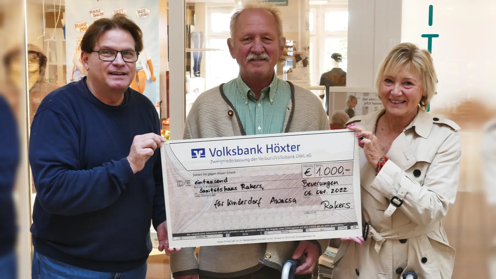 Vom Sanitätshaus Rakers bekam der Verein eine Spende in Höhe von 1000 Euro. (Foto: Verein Dritte Welt und Umwelt)