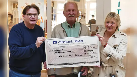 Vom Sanitätshaus Rakers bekam der Verein eine Spende in Höhe von 1000 Euro. (Foto: Verein Dritte Welt und Umwelt)