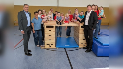 Zu Besuch beim Kinderturnen (v.l.): EAM-Geschäftsführer Olaf Kieser, EAM-Stiftungsmitarbeiterin Nicole Sprenger, SVN-Vorstandsmitglied Linda Hagemann, Domenica Ungerland, Ortsvorsteher Benedikt Dierkes, Übungsleiterin Ina Aufenanger, SVN-Vorstandsmitglied Lisa Anke, Kita-Leiterin Simone Kremper, Bürgermeister Nicolas Aisch, SVN-Vorstandsmitglied Kirsten Ungerland sowie Übungsleiterin Sarah Pommerenke. (Foto: privat)