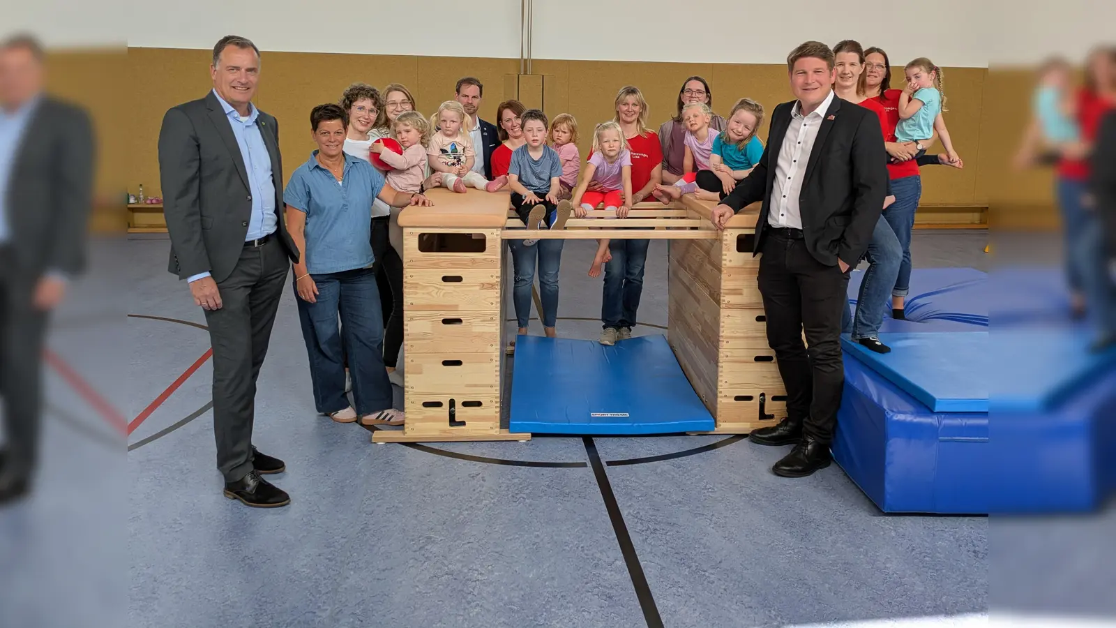 Zu Besuch beim Kinderturnen (v.l.): EAM-Geschäftsführer Olaf Kieser, EAM-Stiftungsmitarbeiterin Nicole Sprenger, SVN-Vorstandsmitglied Linda Hagemann, Domenica Ungerland, Ortsvorsteher Benedikt Dierkes, Übungsleiterin Ina Aufenanger, SVN-Vorstandsmitglied Lisa Anke, Kita-Leiterin Simone Kremper, Bürgermeister Nicolas Aisch, SVN-Vorstandsmitglied Kirsten Ungerland sowie Übungsleiterin Sarah Pommerenke. (Foto: privat)