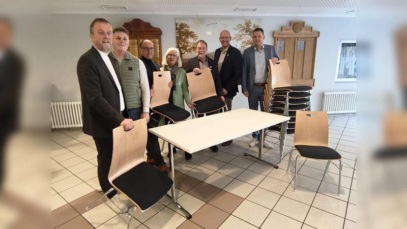 V.l.: Werner Lödige (Vereinigte Volksbank), Lukas Nolte (Leiter des Schützenhauses), Stefan Wiedermeier (Sparkasse Paderborn-Detmold-Höxter), Hildegard Bartkowiak und Alfred Gemmeke (Königspaar aus dem Jahr 2024), Kommandeur Andreas Rohde und Jan Töberich (Volksbank Höxter). (Foto: privat)