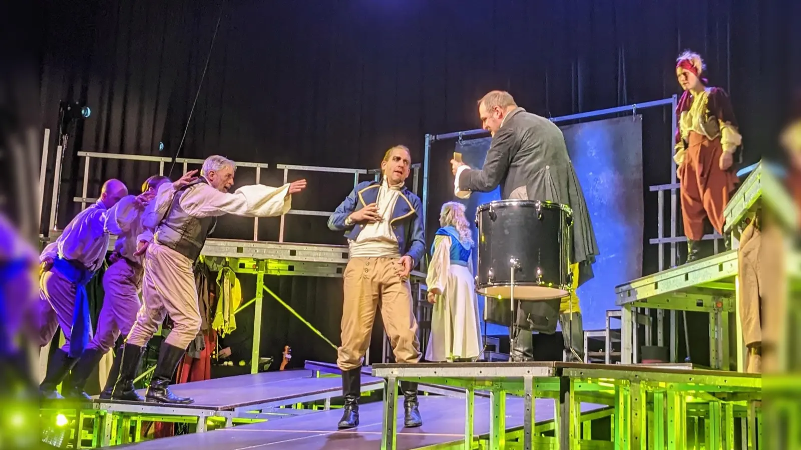 Das Theaterlust-Ensemble mit Hauptdarsteller Johannes Schön auf der Bühne der Beverunger Stadthalle. (Foto: © Kulturgemeinschaft)