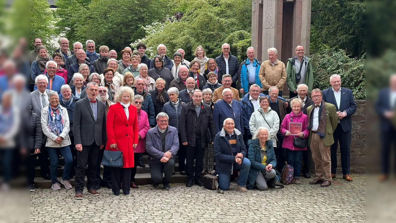 Erinnerungsfoto unter Freunden. Bürgermeister Hartmann und die Höxteraner Gastgeber mit den französischen Familien aus Corbie in Corvey. (Foto: Stadt Höxter)