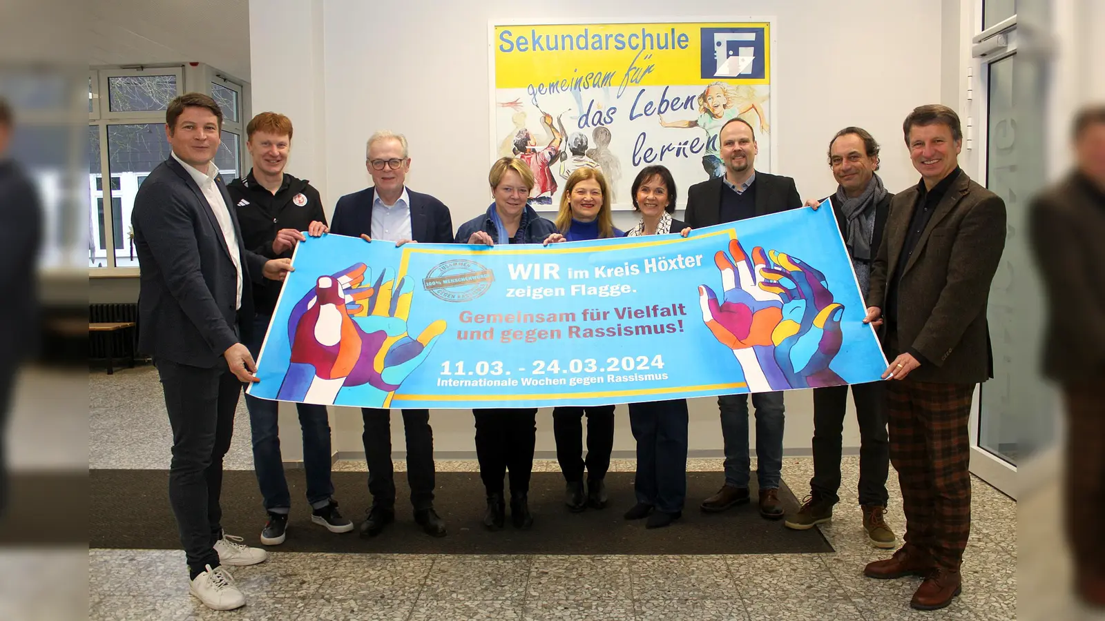 Vorfreude auf das bunte und vielfältige Programm der Internationalen Wochen gegen Rassismus (von links): Nicolas Aisch (Bürgermeister Borgentreich), Martin Derenthal (Schirmherr und FLVW-Vorsitzender), Kreisdirektor Klaus Schumacher, Claudia Güthoff (Schulleiterin Sekundarschule Warburg mit Teilstandort Borgentreich), Filiz Elüstü (Teamleiterin Kommunales Integrationszentrum des Kreises Höxter), Annette Rinteln (Standortleiterin Sekundarschule Warburg mit Teilstandort Borgentreich), Dominic Gehle (Abteilungsleiter Bildung und Integration beim Kreis Höxter), Rüdiger Gleisberg (Regionalkoordinator „Schule ohne Rassismus – Schule mit Courage“) und Landrat Michael Stickeln. (Foto: Kreis Höxter )