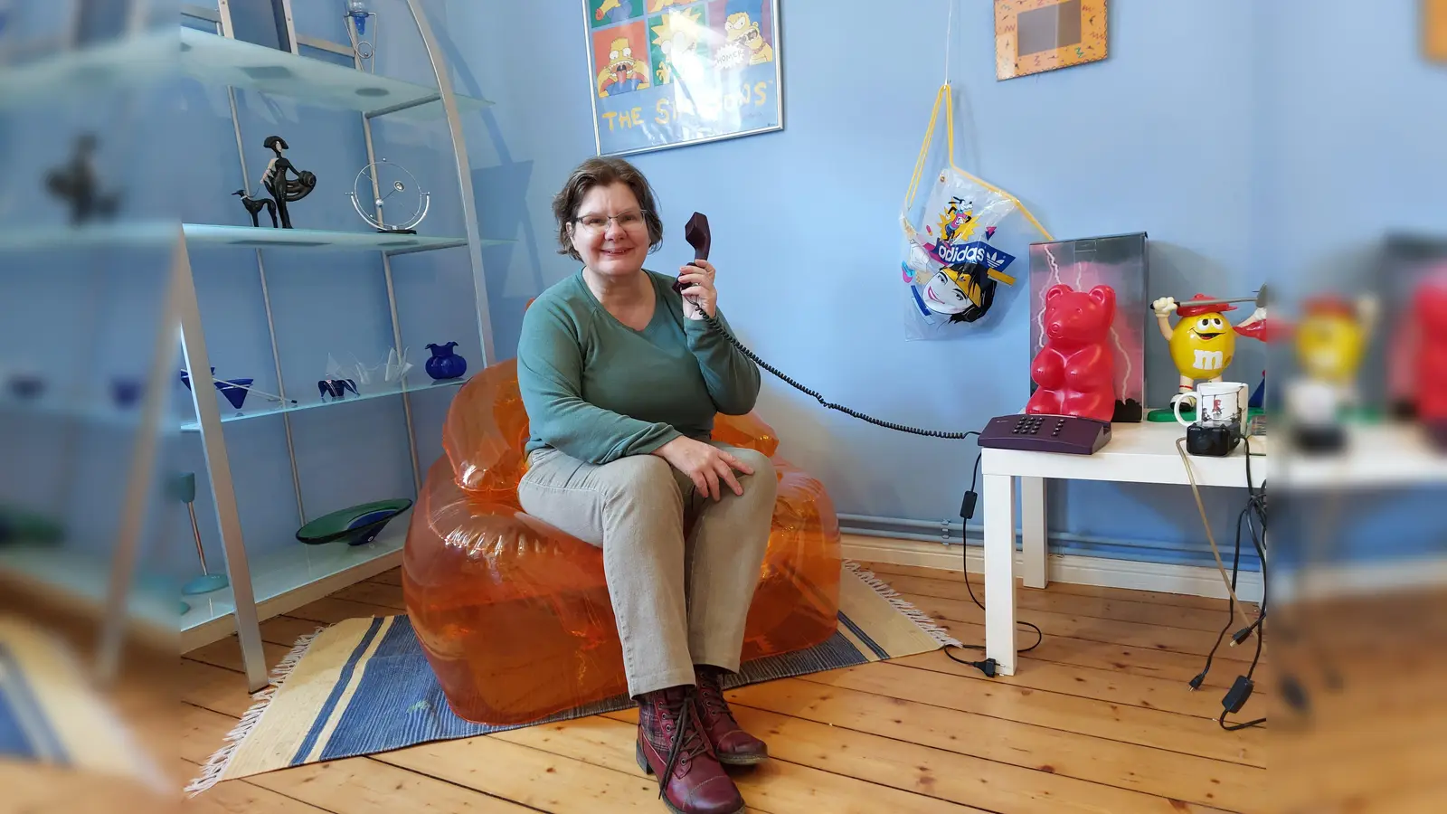 Dr. Corinna Wodarz wirft zusammen mit Besuchern einen Blick zurück in die 90er. (Foto: privat)