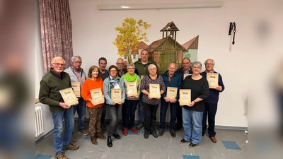 V.l.: Johannes Lüke, Christoph Wendt, Ingeborg Wendt, Heinz Menneke, Hiltrud Menneke, Karl Michels, Maria Michels, Thomas Wintermeyer, Ursula Quere, Johann Quere, Lorenz Vandiken, Bianca Derenthal und Hubert Tewes.<br>Es fehlen die Gründungsmitglieder Rainer Derenthal, Christa Franzen, Roswitha Köhne, Karsten Quere und Wilhelm Wintermeyer. (Foto: privat)