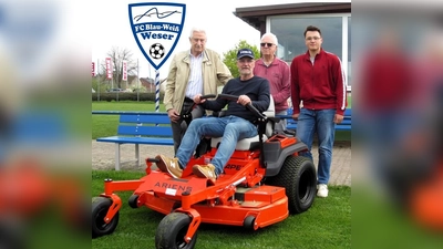 V.l.: Gerhard Büttcher (Vorstandsvorsitzender Bürgerstiftung), vom FC Blau-Weiß Weser: Platzwart Ralf Schreck auf dem neuen Mäher, Finanzvorstand Zehdin Piljug, Rasen-Verantwortlicher Melvin Schreck. (Foto: privat)