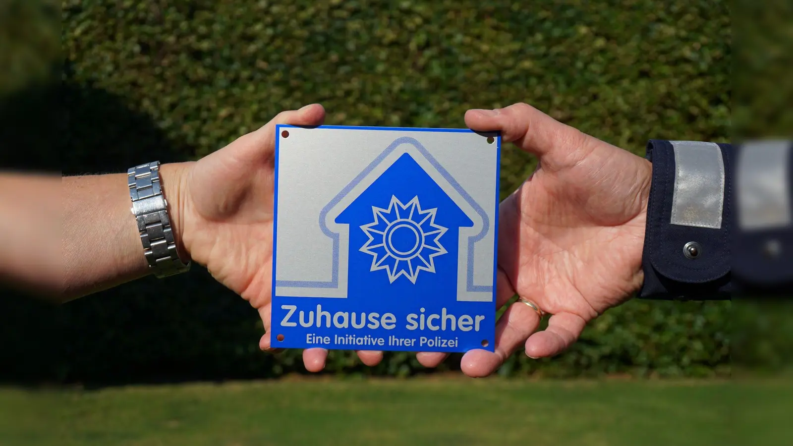 Plakettenübergabe. (Foto: Netzwerk Zuhause sicher e.V.)