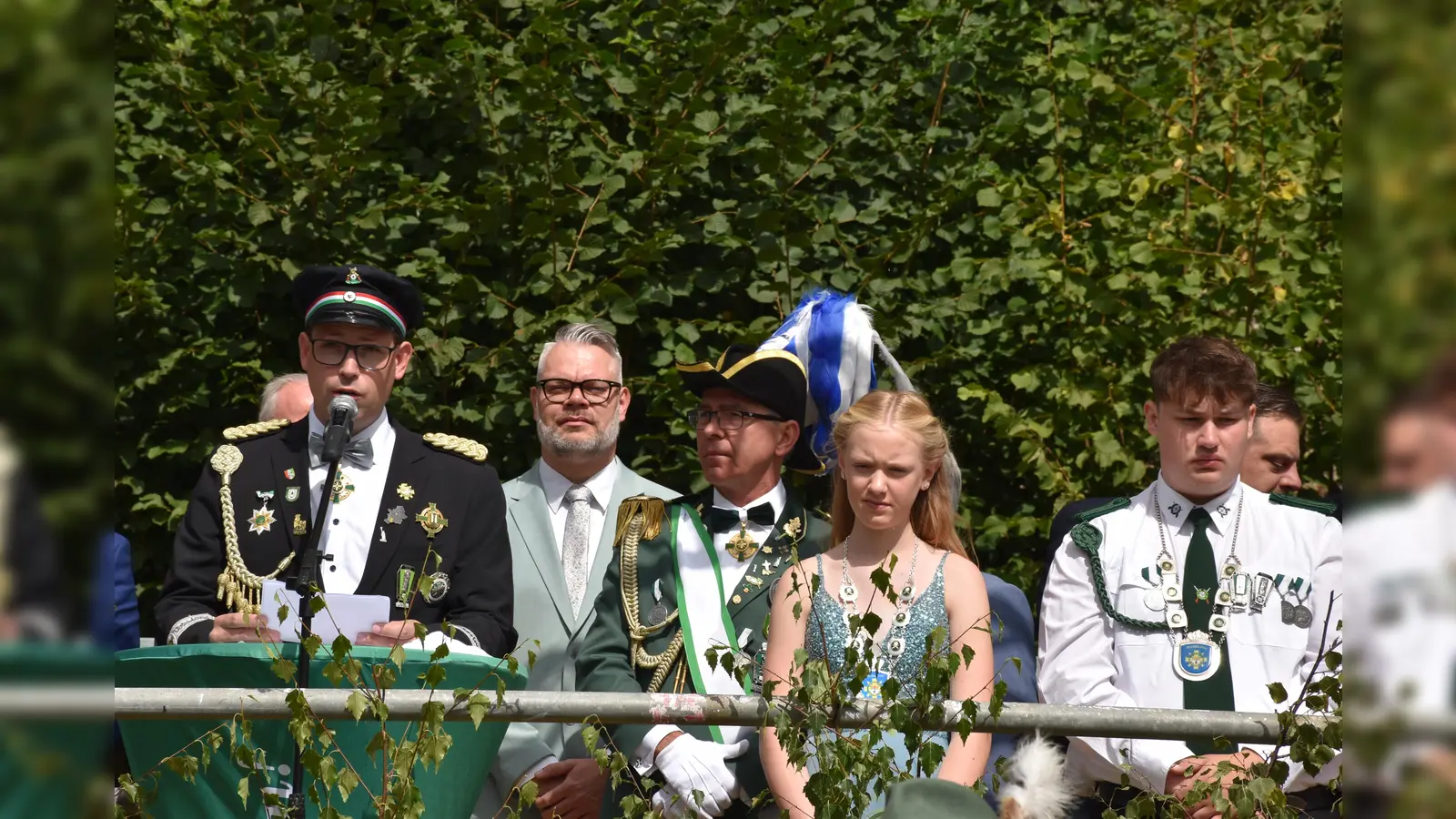 Dem Bezirksbundesmeister Stefan Rüther bot sich bei seiner Festrede ein grandioses Bild.  (Foto: Barbara Siebrecht)