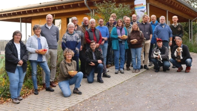 Rege Nachfrage am Apfelsorten-Bestimmungskurs in Modexen: 25 Teilnehmer aus dem Kreis Höxter zeigten Interesse am Erlernen der lokalen Apfelsorten. (Foto: Christiane Sasse)