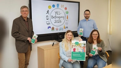 Laden alle weiterführenden Schulen im Kreis Höxter ein, an der YES-Studie 2026 teilzunehmen: Dr. Ronald Woltering (v.l.,Fachbereichsleiter Gesundheits- und Veterinärwesen des Kreises Höxter), Luisa Bahl (Psychiatriekoordinatorin), Sabine Heinemann (Abteilungsleiterin Gesundheitsvorsorge) und Robert Stöhr (Gesundheitsberichterstattung). (Foto: Kreis Höxter)