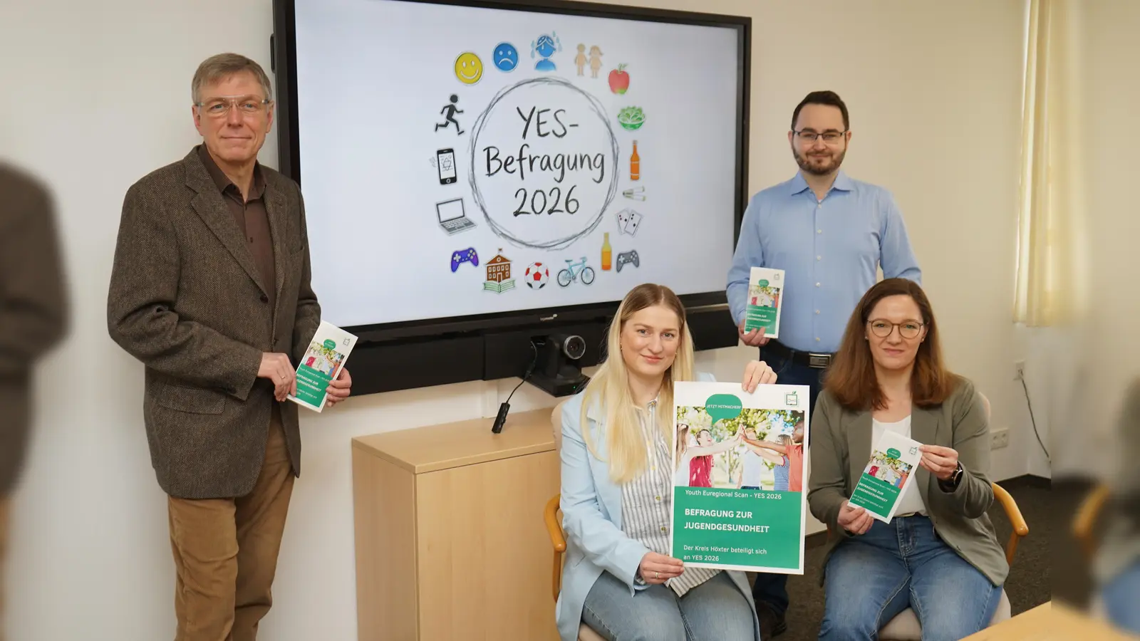 Laden alle weiterführenden Schulen im Kreis Höxter ein, an der YES-Studie 2026 teilzunehmen: Dr. Ronald Woltering (v.l.,Fachbereichsleiter Gesundheits- und Veterinärwesen des Kreises Höxter), Luisa Bahl (Psychiatriekoordinatorin), Sabine Heinemann (Abteilungsleiterin Gesundheitsvorsorge) und Robert Stöhr (Gesundheitsberichterstattung). (Foto: Kreis Höxter)