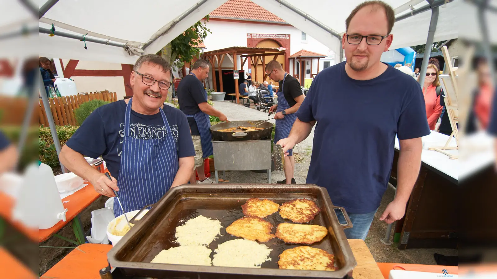 Rund 150 Kilo Teig wurden zu Kartoffelpuffern verarbeitet und fanden reißenden Absatz bei den zahlreichen Besuchern des Lamerder Kartoffelfestes. (Foto: Stefan Bönning)