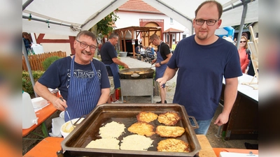 Rund 150 Kilo Teig wurden zu Kartoffelpuffern verarbeitet und fanden reißenden Absatz bei den zahlreichen Besuchern des Lamerder Kartoffelfestes. (Foto: Stefan Bönning)