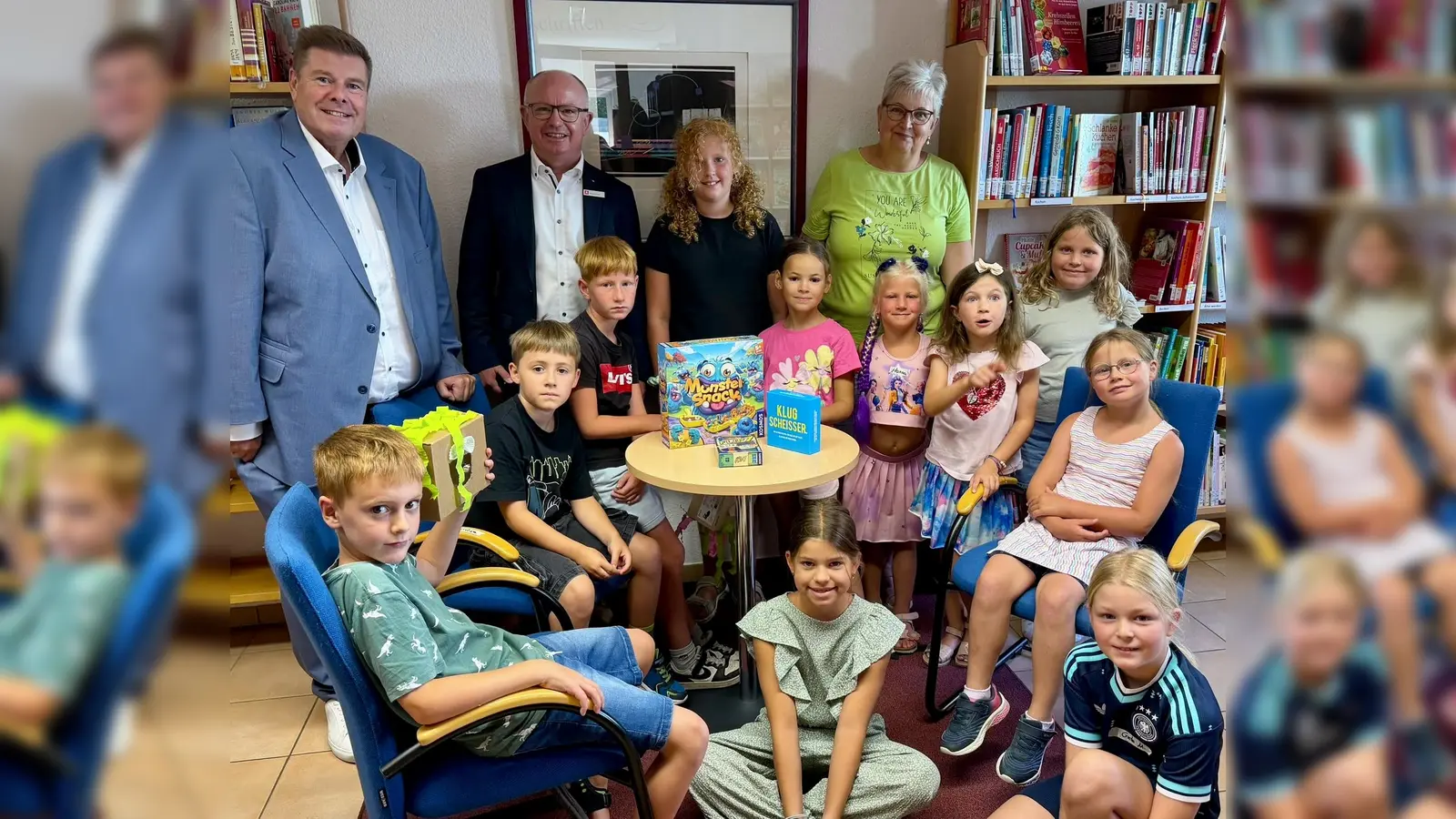V.l.: Michael Knipping und Martin Dirkes (SPK Paderborn-Detmold-Höxter) freuen sich mit Martina Franke (Bücherei Beverungen) und den kleinen Büchereigästen über eine gelungene Ferienaktion. (Foto: privat)
