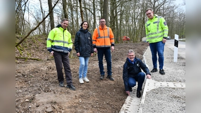 V.l.: Jens Caninenberg (Straßenmeisterei Holzminden), Marlies Zuidema (Natuschutzbehörde des Landkreises Holzminden), Marco Eickhoff (Bauwart der Straßenmeisterei Holzminden), Kreisbaurat Ralf Buberti und Dennis Schoppmeier von der bauausführenden Firma Nolte Bau Beverungen neben einem der neu gebauten Amphibientunnel an der K25. (Foto: Landkreis Holzminden)