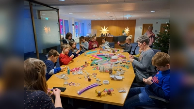 Konzentriert wird in der Runde gebastelt. (Foto: privat)