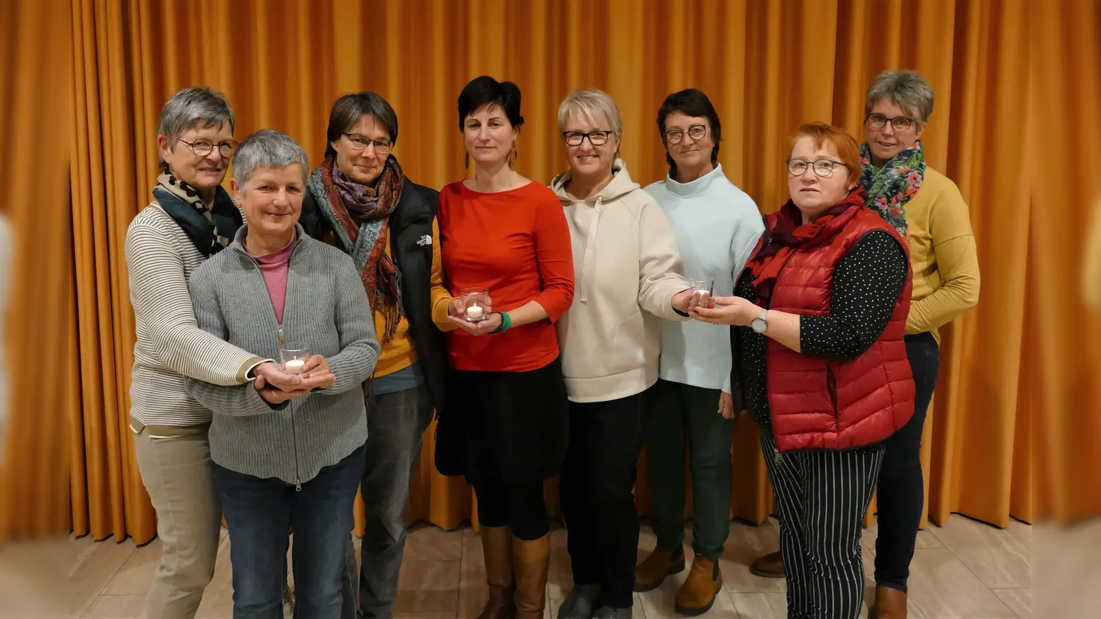  Die Trauerbegleiterinnen und Teilnehmerinnen des Trauernetzwerk Kreis Höxter laden ein: (v. l.) Ingrid Kappenberg, Marie-Luise Bittger, Sonja Daldrup, Cécile Droste zu Vischering, Silke Antemann , Birgit Konermann, Mechthild Schmidt und Isabelle Rode. <br>  (Foto: privat)