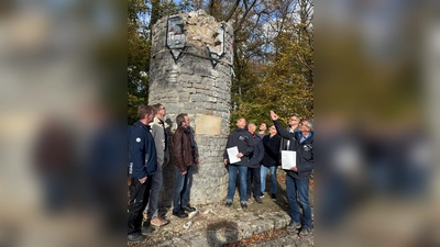 Sind froh über eine machbare Lösung für das Denkmal: Sten Anders (Bürgermeister Grave), Thomas Bodenhage (Bürgermeister Polle), Thomas Meyer-Hermann, Landrat Michael Schünemann, Manfred Weiner (Gemeindedirektor Ottenstein), Tobias Enkemeier (Gebäudewirtschaft Landkreis Holzminden), Fred Burkert (stellvertretender Stadtdirektor Bodenwerder), Michael Helmig (Stadt Bodenwerder und Samtgemeinde Bodenwerder-Polle) und Kreisbaurat Ralf Buberti. (Foto: Landkreis Holzminden)