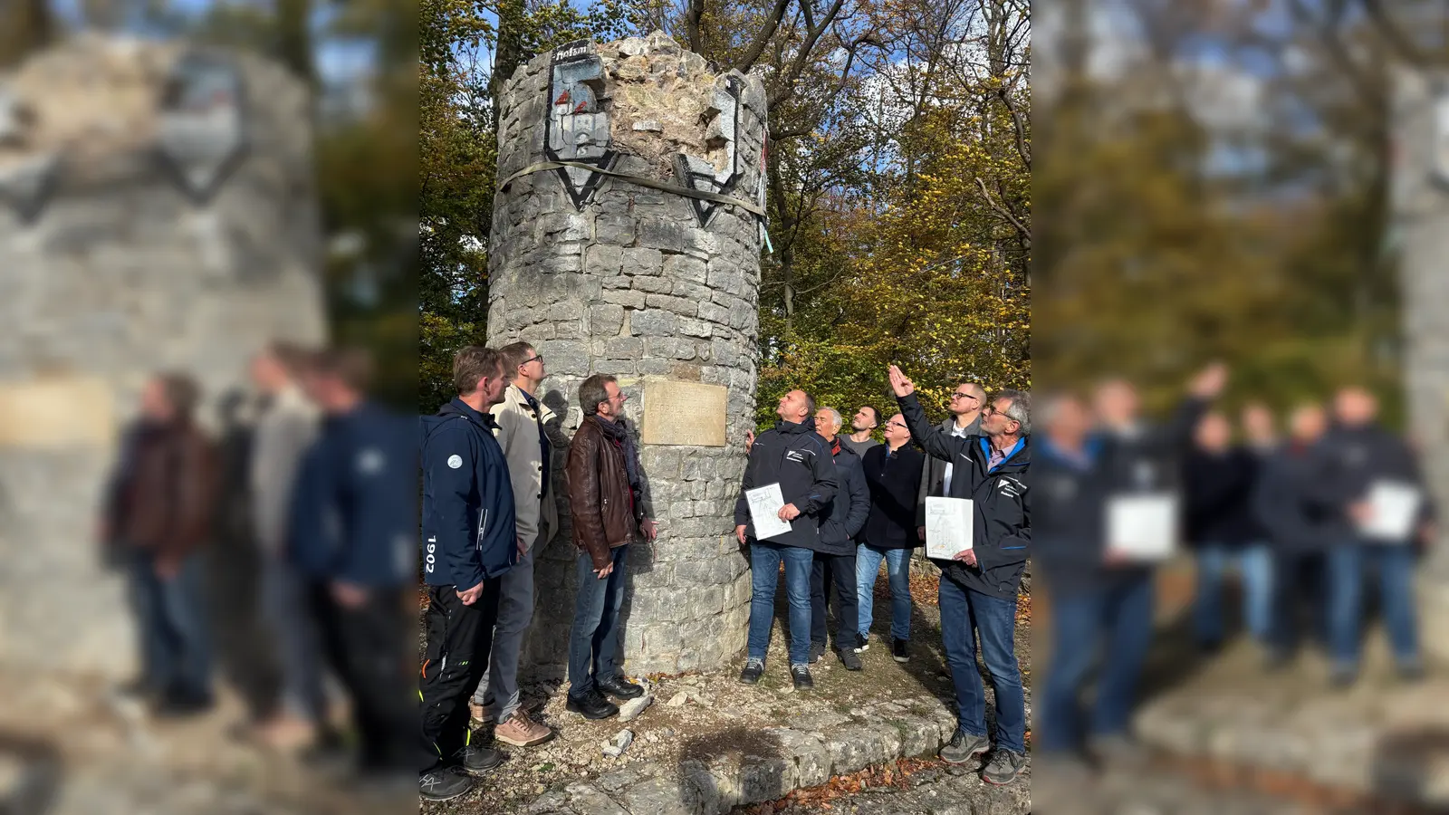Sind froh über eine machbare Lösung für das Denkmal: Sten Anders (Bürgermeister Grave), Thomas Bodenhage (Bürgermeister Polle), Thomas Meyer-Hermann, Landrat Michael Schünemann, Manfred Weiner (Gemeindedirektor Ottenstein), Tobias Enkemeier (Gebäudewirtschaft Landkreis Holzminden), Fred Burkert (stellvertretender Stadtdirektor Bodenwerder), Michael Helmig (Stadt Bodenwerder und Samtgemeinde Bodenwerder-Polle) und Kreisbaurat Ralf Buberti. (Foto: Landkreis Holzminden)