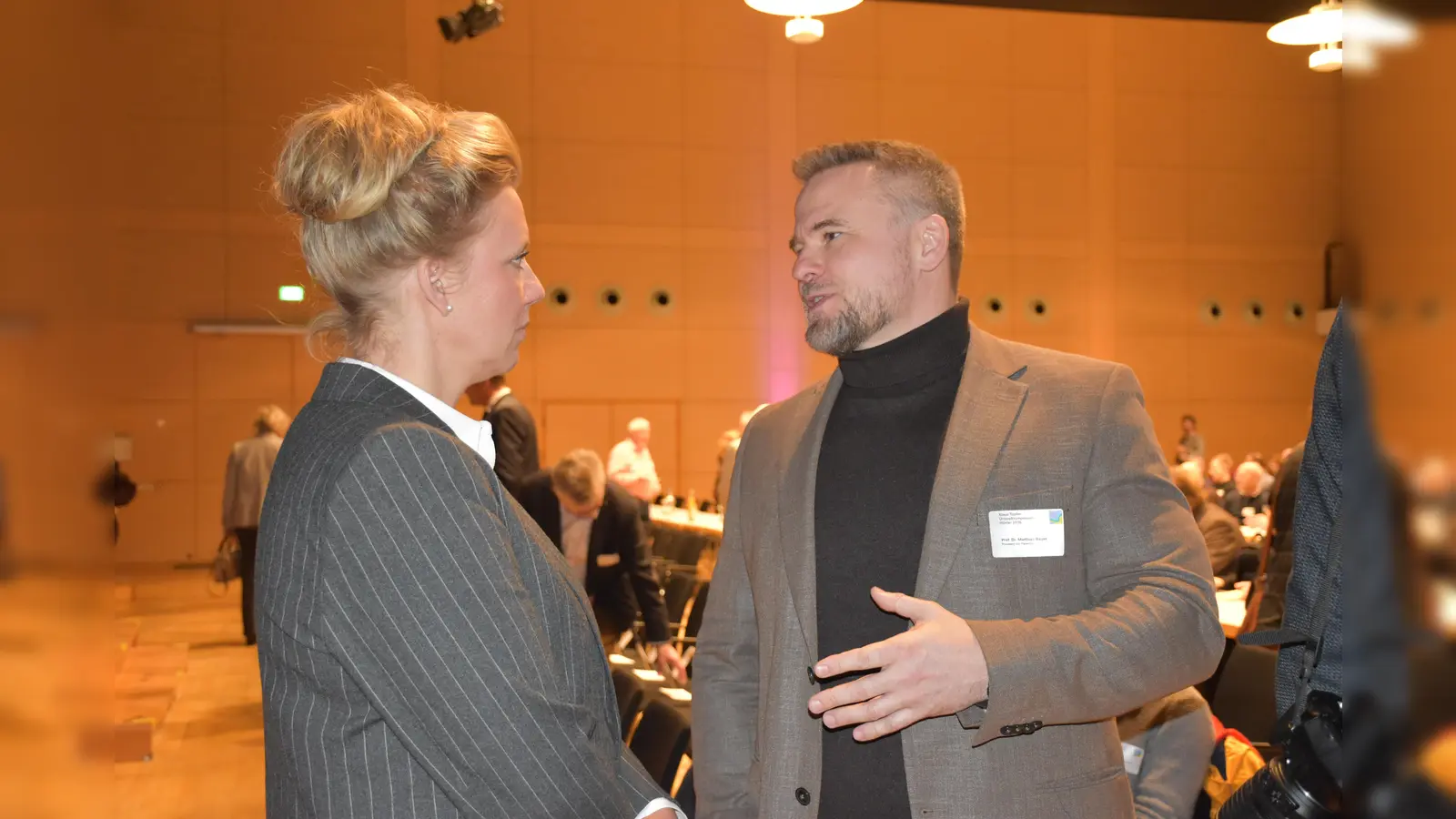 Am Rande der Veranstaltung sprach die Ministerin auch mit Prof. Dr. Matthias Bauer, dem Präsidenten der Uni Paderborn,  (Foto: Barbara Siebrecht)