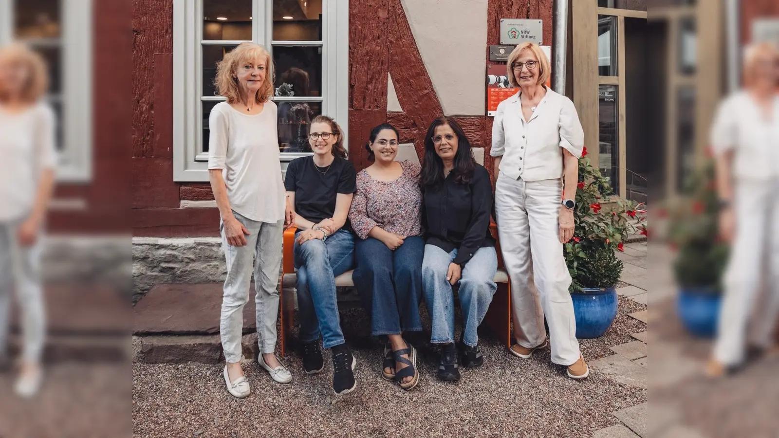 laden ein (v.l.): Karin Sielemann, Claudia Warneke, Hoda Moslempoor, Malalai Ansari und Roswitha Ross (Foto: privat)