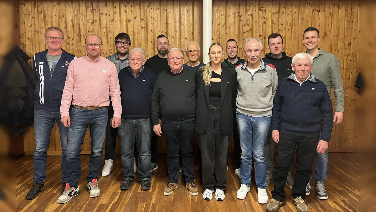 Die Geehrten (v.l.): André Peine, Mark Köster, Jonas van den Boom, Bernward Brenke, Lucas Villmer, Reinhold Beine, Josef Fleischhacker, Jana Beiermann, Niklas Mörs, Heinz Kootz, Kai Steffens, Günter Warnke und David Mörs. (Foto: privat)