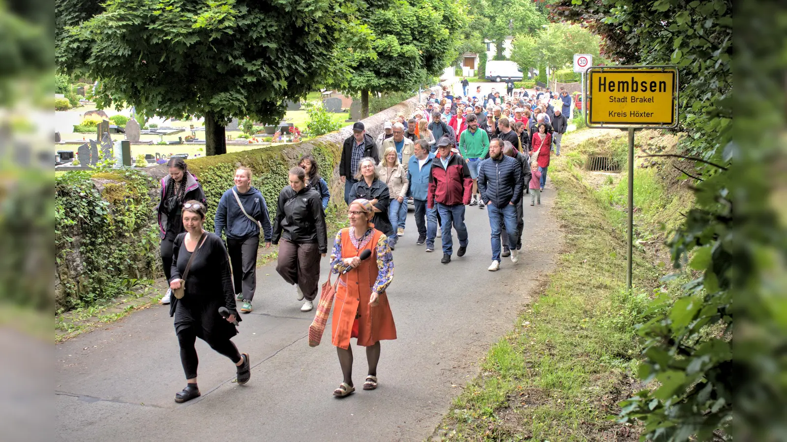 Geschichtenspaziergang durch Hembsen. (Foto: Andreas Rüther/Theaterlabor Bielefeld)