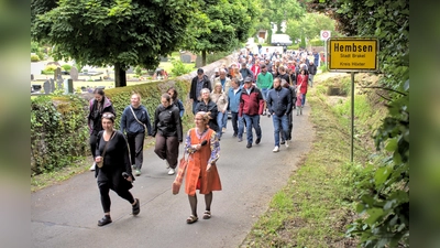 Geschichtenspaziergang durch Hembsen. (Foto: Andreas Rüther/Theaterlabor Bielefeld)