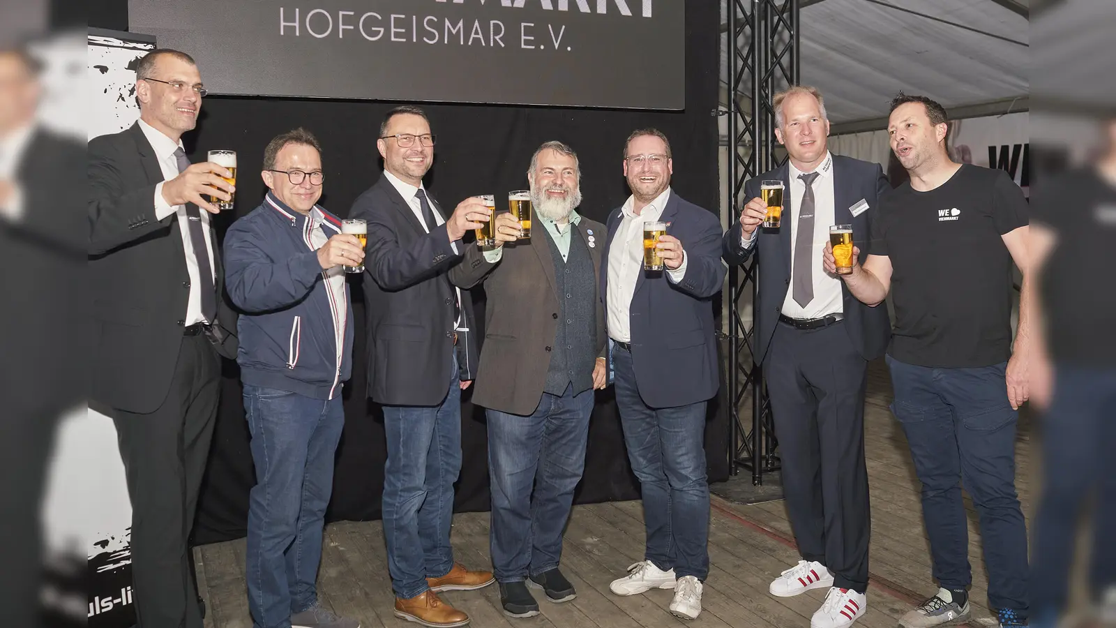 Stiessen auf einen erfolgreichen Viehmarkt an (v.l.): AG-Chef Michael Reiter, die Bürgermeister Lars Obermann (Immenhausen), Torben Busse, Mike George (Bad Blankenburg), Manuel Zeich (Trendelburg), sowie René Kasprowicz (stellv. Vorsitzender AG-Viehmarkt) und Festwirt Daniel Franke. (Foto: Stefan Bönning)
