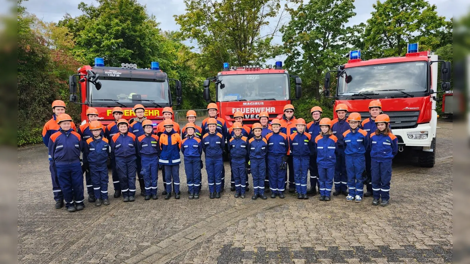 Gruppenfoto der jugendlichen Teilnehmer aus den Jugendfeuerwehren Beverungen, Dalhausen und Herstelle (Foto:  Alexander Bönning)
