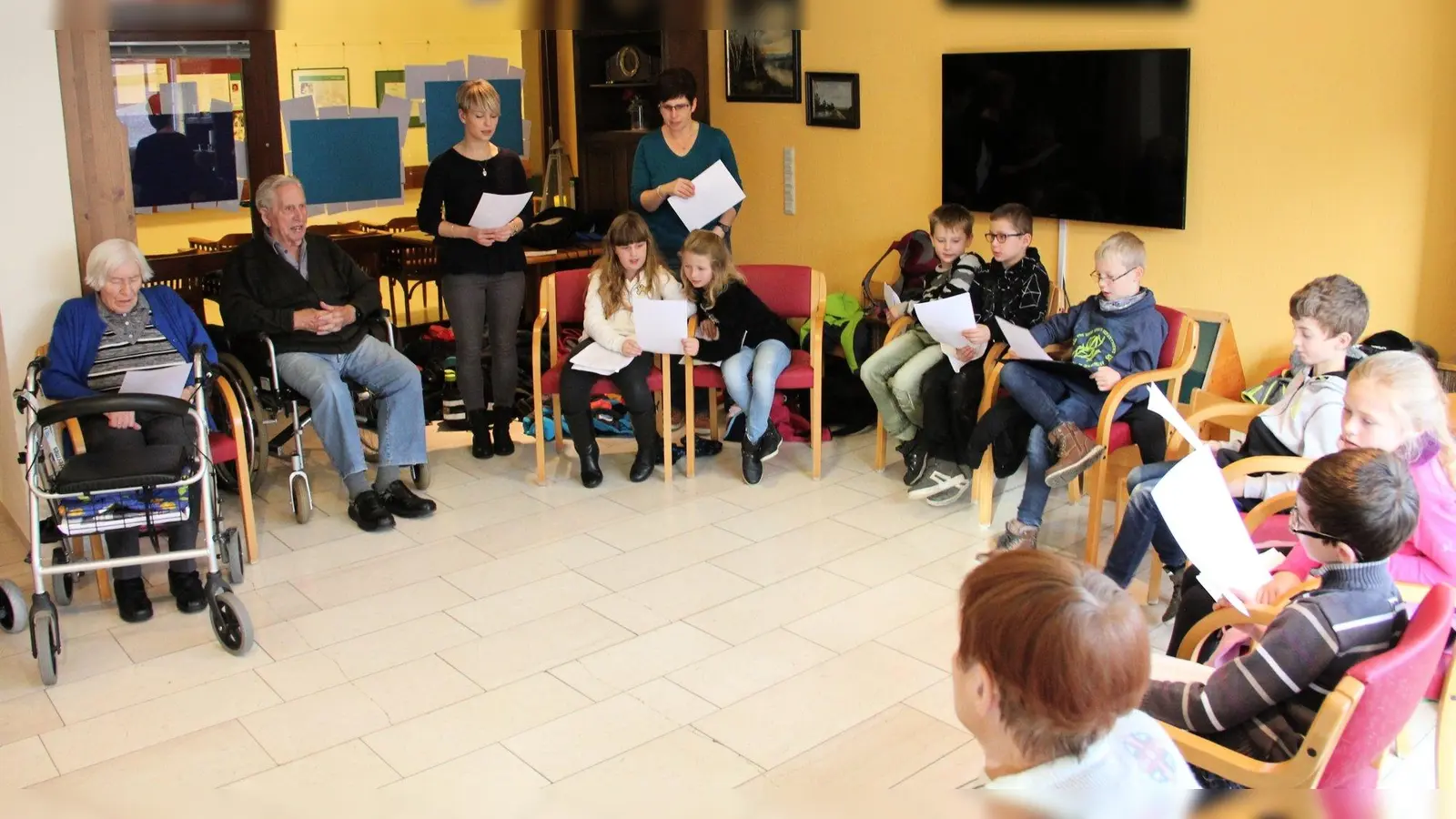 Lehrerinnen und Kinder brachten den Bewohnern viel Freude. (Foto: Foto: privat)