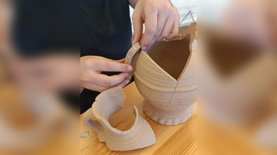 Kinder können an Mitmachstationen wie ein Archäologe/eine Archäologin zum Beispiel einen Krug zusammen puzzeln – aus magnetischen 3-D-Druck-Scherben. (Foto: Huxarium Gartenpark Höxter)