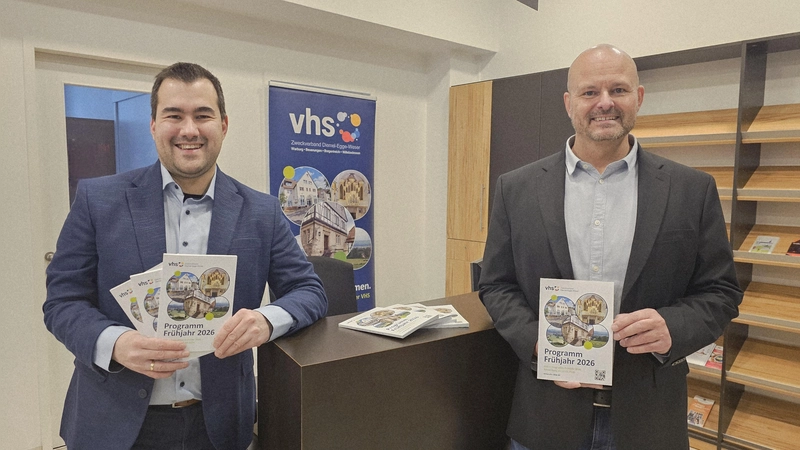 VHS-Leiter Dr. Alexander Akel (links) und Stellvertretender VHS-Leiter Ulrich Wille laden ein, zu Erlebnissen und Horizonterweiterung.  (Foto: VHS )