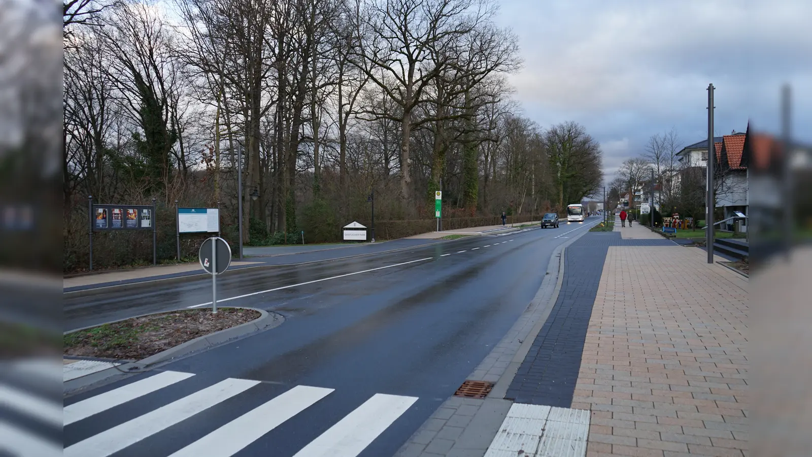 Seit Frühjahr 2022 wird die Brunnenstraße in Bad Driburg umfangreich neugestaltet. Das Ziel: mehr Sicherheit für Radfahrer und eine noch attraktivere Ortseinfahrt. Der Kreis Höxter und die Stadt Bad Driburg investieren rund 4 Millionen Euro in die Gemeinschaftsmaßnahme. (Foto: Kreis Höxter)