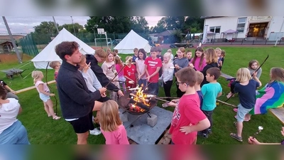 Stockbrotbraten in großer Runde. (Foto: privat)