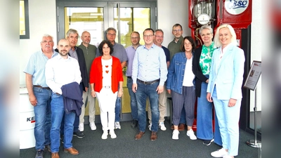 Bei der Betriebsbesichtigung von Firma Keck Energieservice (v. l.) Raimund Giefers, David Prott, Hermann Temme, Lars Schrader, Walburga Neu,Franz-Josef Rauter, Florian Reitemeier, Alexander Kleinschmidt, Dirk Löneke, Markus Gerdes, Elisabeth Beineke, Jutta Robrecht und Viola Wellsow (Foto: Barbara Siebrecht)