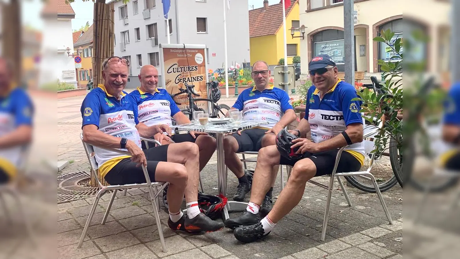 Verdiente Pause für das Organisationsteam von „Rund um den Solling“ im Städtchen Lauterbourg im Elsass (v.l.): Wolfgang Stark, Jens-Martin Wolff, Christoph Sandforth und Bernd Wiesendorf.  (Foto: Kreissportbund Holzminden)