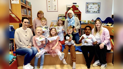 Iris Mergenthal (KiTa Sonnenbreite), die Büchereimitarbeiterinnen Beate Schumacher und Irmhild Pissors und Sophie Wenzel (KiTa Sonnenbreite) freuen sich mit den Vorschulkindern über die gelungene „bibfit”-Aktion. (Foto: Bibliothek Beverungen)